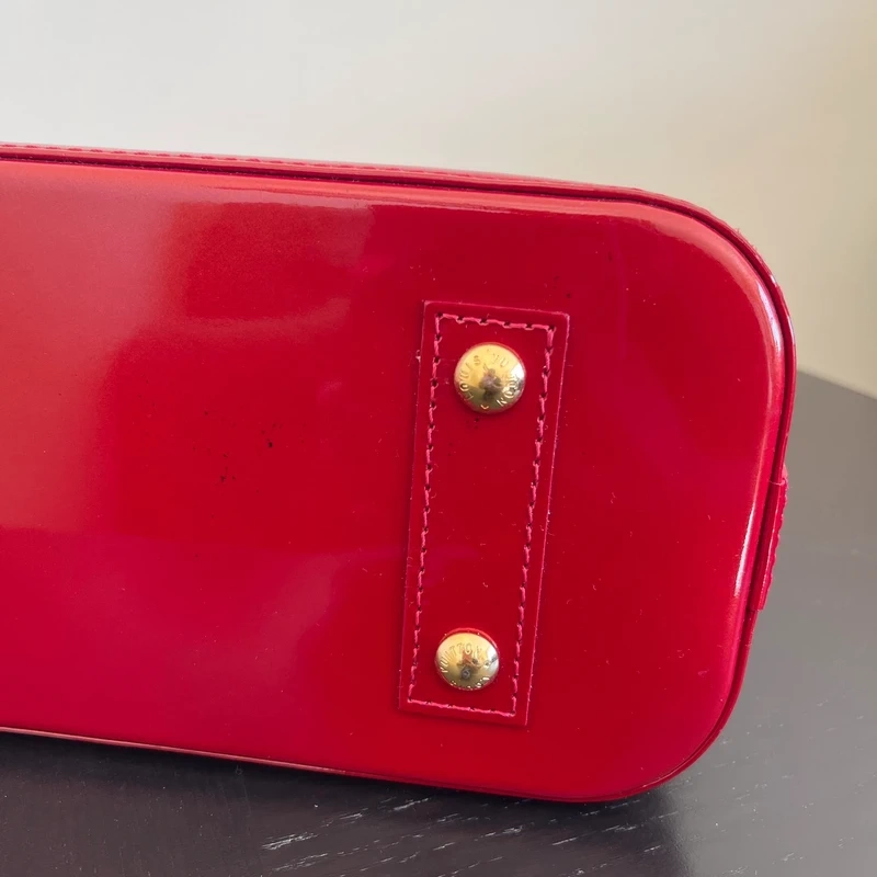 Louis Vuitton Alma BB cuir verni rouge pomme d'amour LUXE DE SECONDE MAIN AUTHENTIQUE CERTIFICAT D'AUTHENTICITE ENTRUPY. SAC DE LUXE D'OCCASION PAS CHER LOUIS VUITTON FULL SET