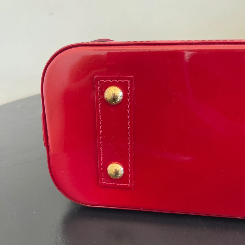 Louis Vuitton Alma BB cuir verni rouge pomme d'amour LUXE DE SECONDE MAIN AUTHENTIQUE CERTIFICAT D'AUTHENTICITE ENTRUPY. SAC DE LUXE D'OCCASION PAS CHER LOUIS VUITTON FULL SET