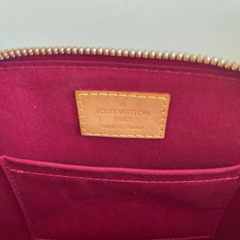Louis Vuitton Alma BB cuir verni rouge pomme d'amour LUXE DE SECONDE MAIN AUTHENTIQUE CERTIFICAT D'AUTHENTICITE ENTRUPY. SAC DE LUXE D'OCCASION PAS CHER LOUIS VUITTON FULL SET