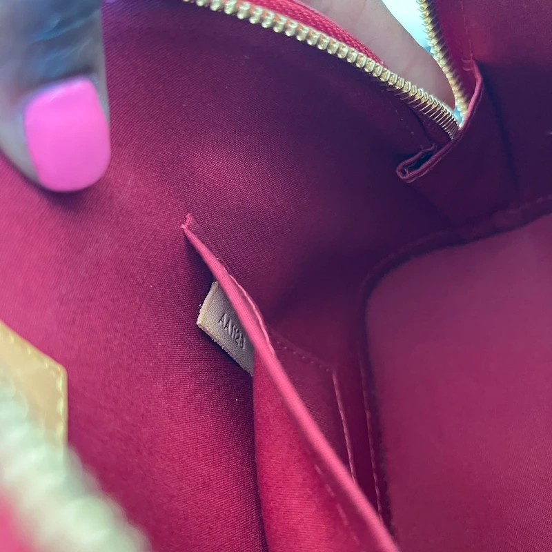 Louis Vuitton Alma BB cuir verni rouge pomme d'amour LUXE DE SECONDE MAIN AUTHENTIQUE CERTIFICAT D'AUTHENTICITE ENTRUPY. SAC DE LUXE D'OCCASION PAS CHER LOUIS VUITTON FULL SET