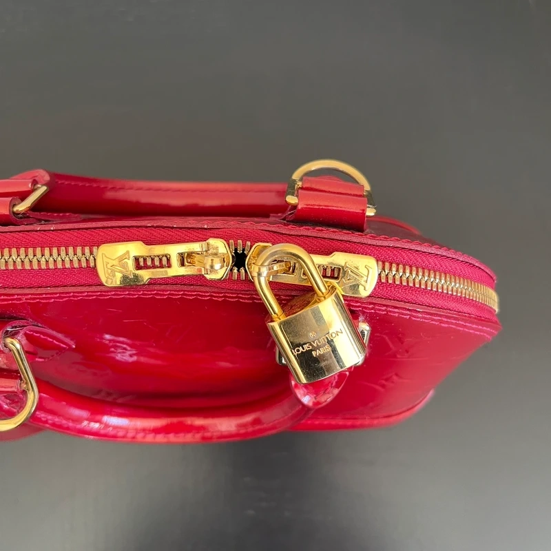 Louis Vuitton Alma BB cuir verni rouge pomme d'amour LUXE DE SECONDE MAIN AUTHENTIQUE CERTIFICAT D'AUTHENTICITE ENTRUPY. SAC DE LUXE D'OCCASION PAS CHER LOUIS VUITTON FULL SET