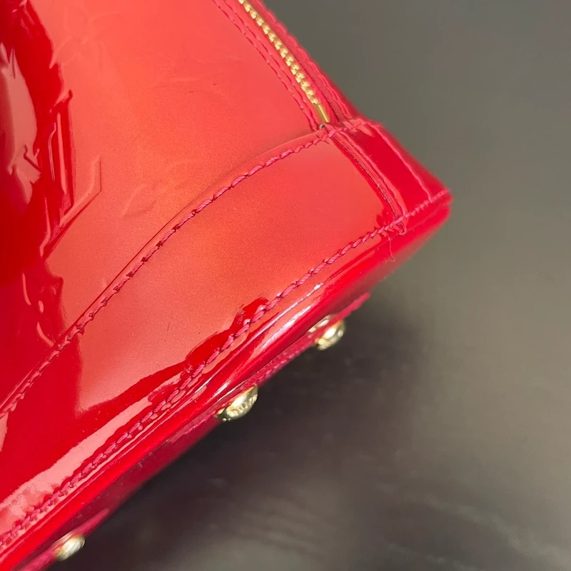 Louis Vuitton Alma BB cuir verni rouge pomme d'amour LUXE DE SECONDE MAIN AUTHENTIQUE CERTIFICAT D'AUTHENTICITE ENTRUPY. SAC DE LUXE D'OCCASION PAS CHER LOUIS VUITTON FULL SET