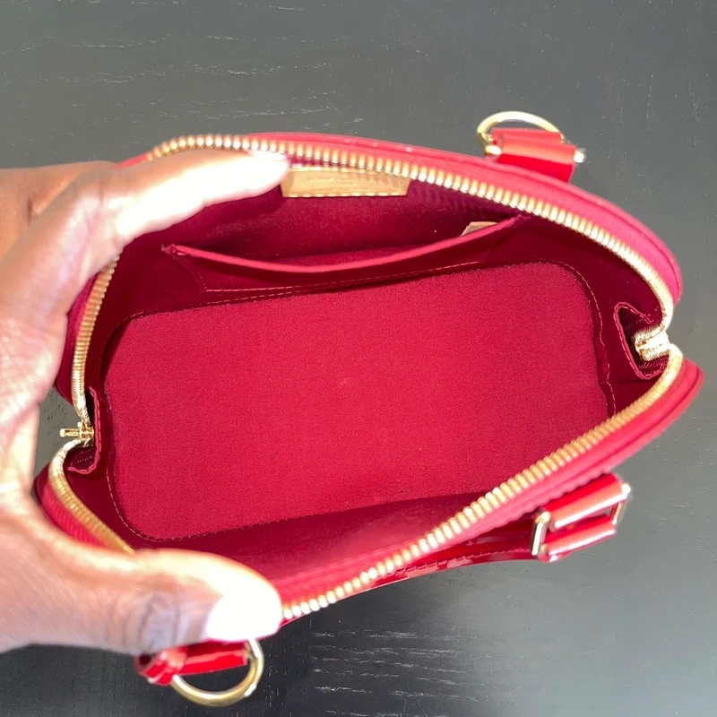 Louis Vuitton Alma BB cuir verni rouge pomme d'amour LUXE DE SECONDE MAIN AUTHENTIQUE CERTIFICAT D'AUTHENTICITE ENTRUPY. SAC DE LUXE D'OCCASION PAS CHER LOUIS VUITTON FULL SET