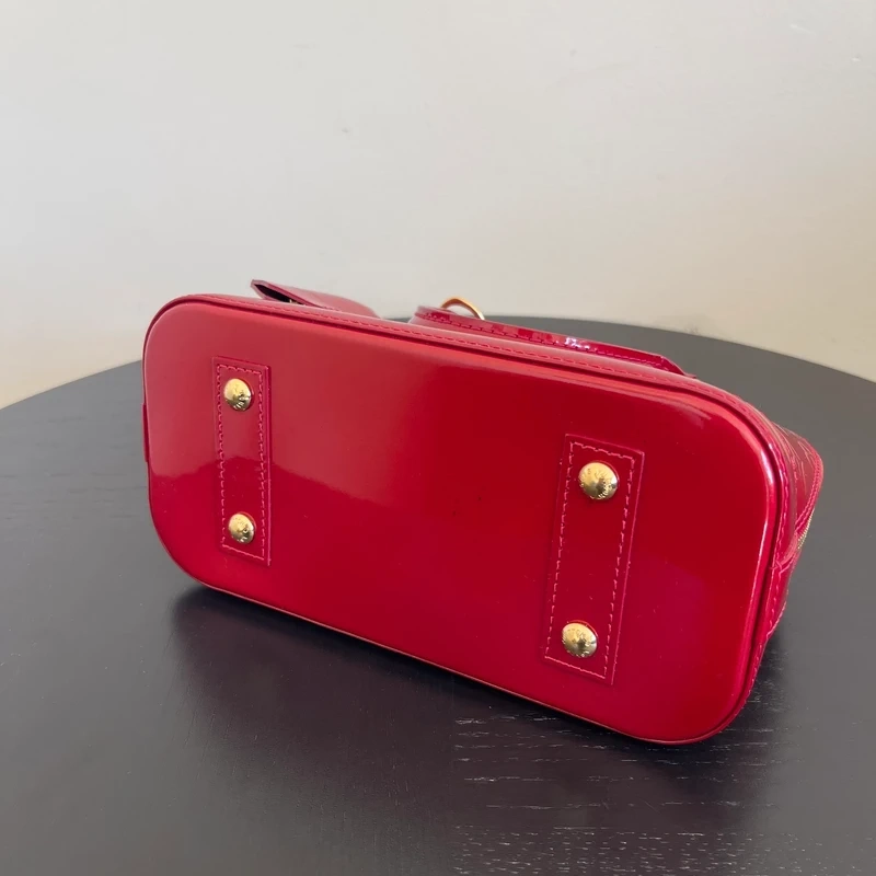 Louis Vuitton Alma BB cuir verni rouge pomme d'amour LUXE DE SECONDE MAIN AUTHENTIQUE CERTIFICAT D'AUTHENTICITE ENTRUPY. SAC DE LUXE D'OCCASION PAS CHER LOUIS VUITTON FULL SET