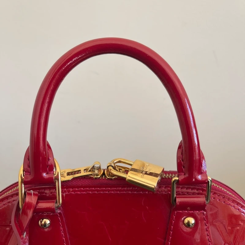 Louis Vuitton Alma BB cuir verni rouge pomme d'amour LUXE DE SECONDE MAIN AUTHENTIQUE CERTIFICAT D'AUTHENTICITE ENTRUPY. SAC DE LUXE D'OCCASION PAS CHER LOUIS VUITTON FULL SET