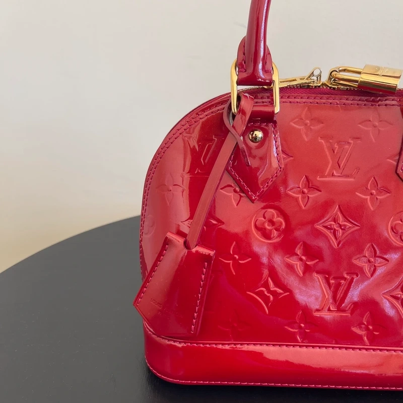 Louis Vuitton Alma BB cuir verni rouge pomme d'amour LUXE DE SECONDE MAIN AUTHENTIQUE CERTIFICAT D'AUTHENTICITE ENTRUPY. SAC DE LUXE D'OCCASION PAS CHER LOUIS VUITTON FULL SET