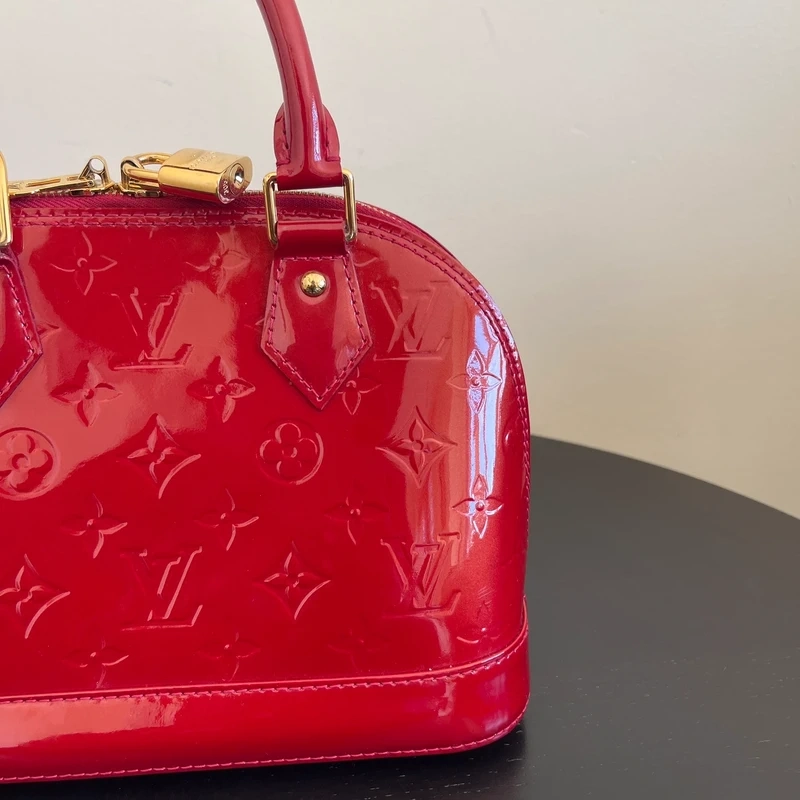 Louis Vuitton Alma BB cuir verni rouge pomme d'amour LUXE DE SECONDE MAIN AUTHENTIQUE CERTIFICAT D'AUTHENTICITE ENTRUPY. SAC DE LUXE D'OCCASION PAS CHER LOUIS VUITTON FULL SET