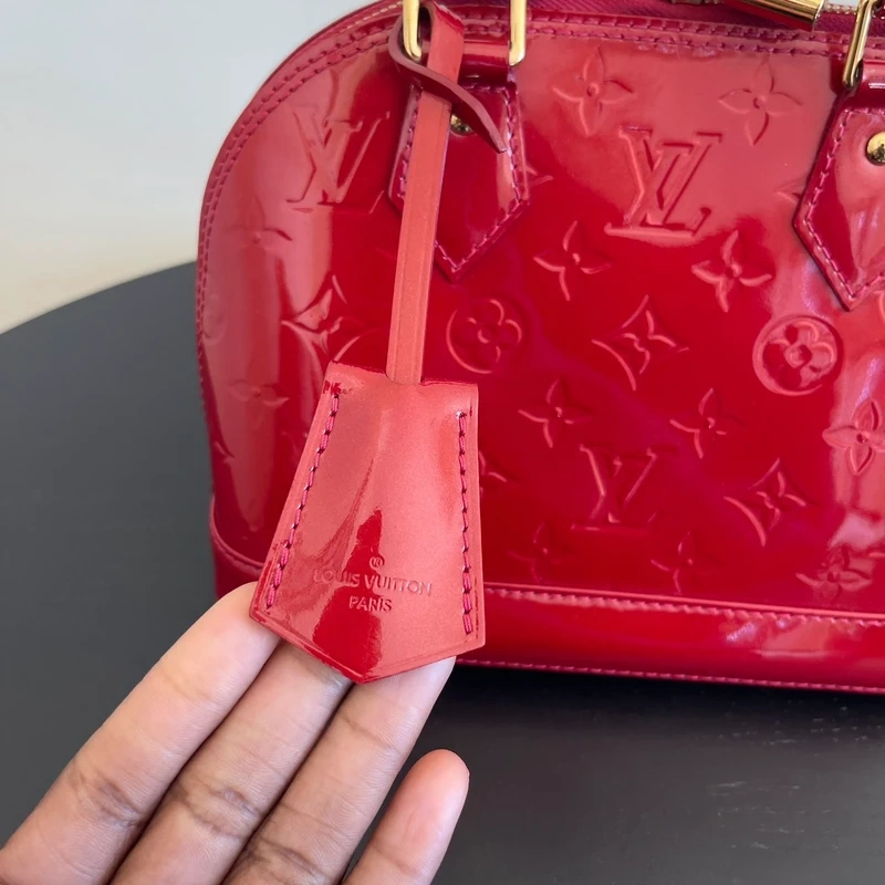 Louis Vuitton Alma BB cuir verni rouge pomme d'amour LUXE DE SECONDE MAIN AUTHENTIQUE CERTIFICAT D'AUTHENTICITE ENTRUPY. SAC DE LUXE D'OCCASION PAS CHER LOUIS VUITTON FULL SET
