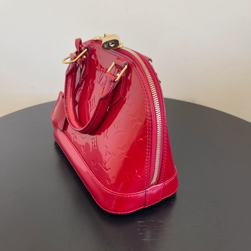 Louis Vuitton Alma BB cuir verni rouge pomme d'amour LUXE DE SECONDE MAIN AUTHENTIQUE CERTIFICAT D'AUTHENTICITE ENTRUPY. SAC DE LUXE D'OCCASION PAS CHER LOUIS VUITTON FULL SET