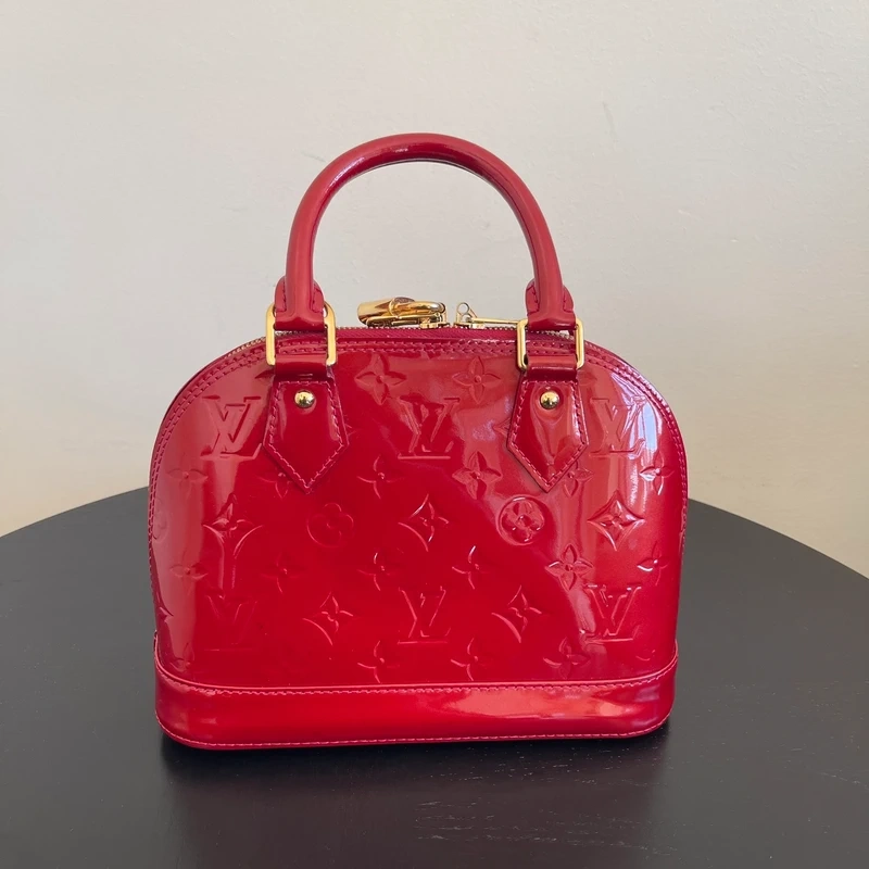 Louis Vuitton Alma BB cuir verni rouge pomme d'amour LUXE DE SECONDE MAIN AUTHENTIQUE CERTIFICAT D'AUTHENTICITE ENTRUPY. SAC DE LUXE D'OCCASION PAS CHER LOUIS VUITTON FULL SET