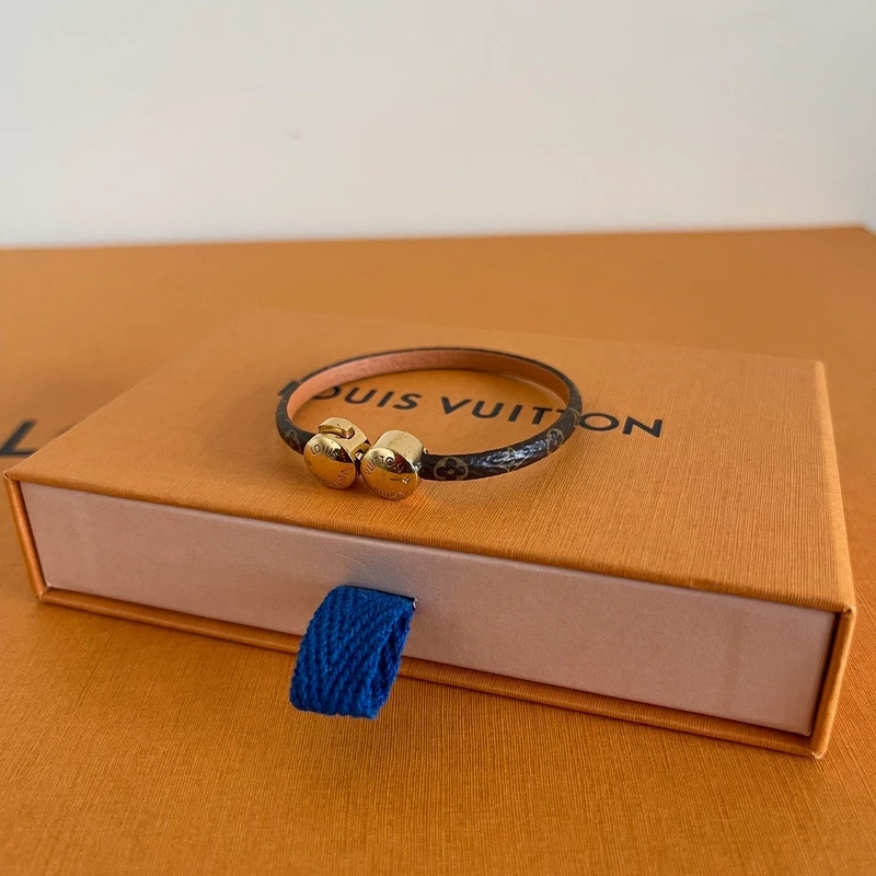 LOUIS VUITTON Bracelet Historic MINI LUXE DE SECONDE MAIN AUTHENTIQUE CERTIFICAT D'AUTHENTICITE ENTRUPY. SAC DE LUXE D'OCCASION PAS CHER LOUIS VUITTON FULL SET
