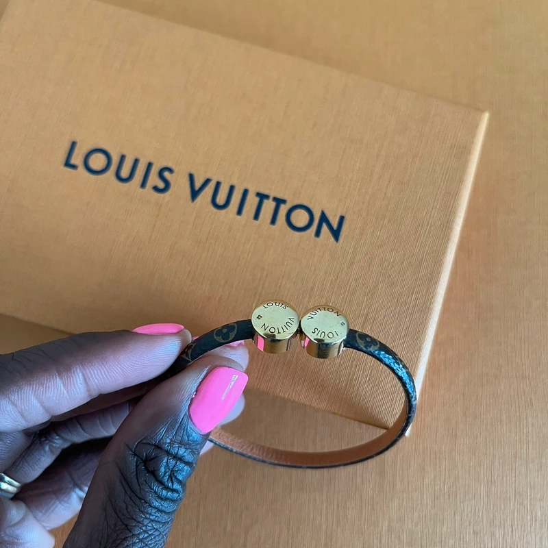 LOUIS VUITTON Bracelet Historic MINI LUXE DE SECONDE MAIN AUTHENTIQUE CERTIFICAT D'AUTHENTICITE ENTRUPY. SAC DE LUXE D'OCCASION PAS CHER LOUIS VUITTON FULL SET