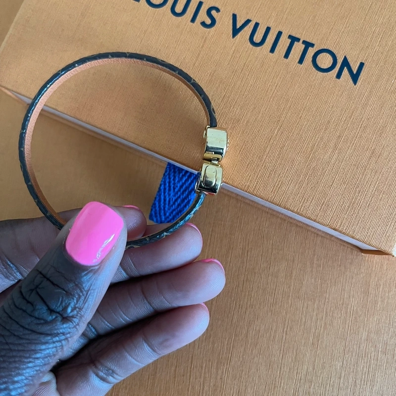 LOUIS VUITTON Bracelet Historic MINI LUXE DE SECONDE MAIN AUTHENTIQUE CERTIFICAT D'AUTHENTICITE ENTRUPY. SAC DE LUXE D'OCCASION PAS CHER LOUIS VUITTON FULL SET