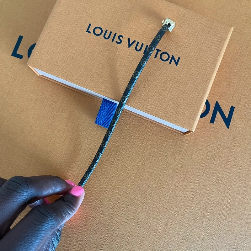 LOUIS VUITTON Bracelet Historic MINI LUXE DE SECONDE MAIN AUTHENTIQUE CERTIFICAT D'AUTHENTICITE ENTRUPY. SAC DE LUXE D'OCCASION PAS CHER LOUIS VUITTON FULL SET