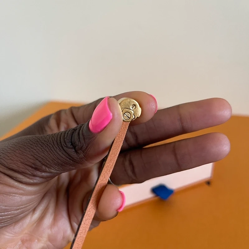 LOUIS VUITTON Bracelet Historic MINI LUXE DE SECONDE MAIN AUTHENTIQUE CERTIFICAT D'AUTHENTICITE ENTRUPY. SAC DE LUXE D'OCCASION PAS CHER LOUIS VUITTON FULL SET