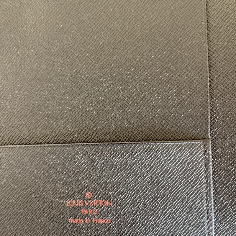 LOUIS VUITTON Couverture Pour Agenda GM Cuir Epi Noir LUXE DE SECONDE MAIN AUTHENTIQUE CERTIFICAT D'AUTHENTICITE ENTRUPY. SAC DE LUXE D'OCCASION PAS CHER LOUIS VUITTON FULL SET