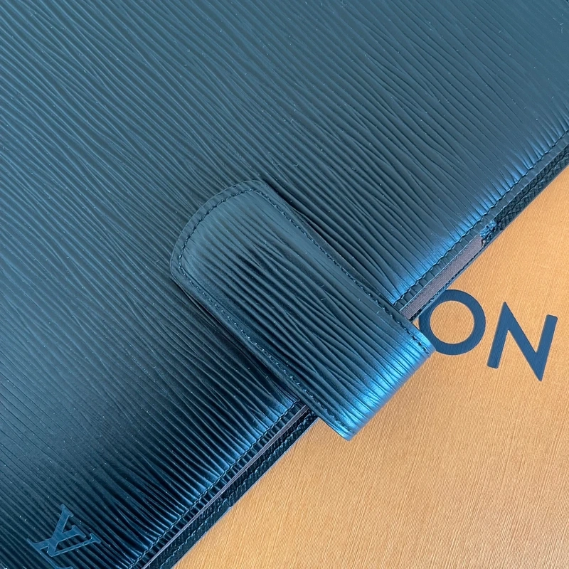 LOUIS VUITTON Couverture Pour Agenda GM Cuir Epi Noir LUXE DE SECONDE MAIN AUTHENTIQUE CERTIFICAT D'AUTHENTICITE ENTRUPY. SAC DE LUXE D'OCCASION PAS CHER LOUIS VUITTON FULL SET