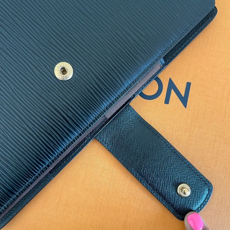 LOUIS VUITTON Couverture Pour Agenda GM Cuir Epi Noir LUXE DE SECONDE MAIN AUTHENTIQUE CERTIFICAT D'AUTHENTICITE ENTRUPY. SAC DE LUXE D'OCCASION PAS CHER LOUIS VUITTON FULL SET