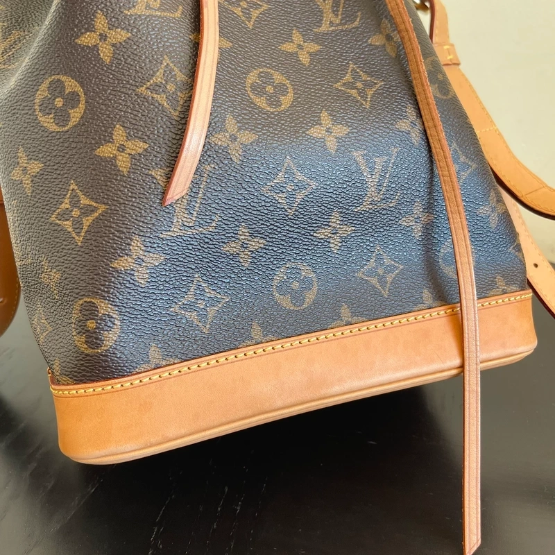 Louis Vuitton Noé BB toile monogram LUXE DE SECONDE MAIN AUTHENTIQUE CERTIFICAT D'AUTHENTICITE ENTRUPY. LUXE D'OCCASION PAS CHER.