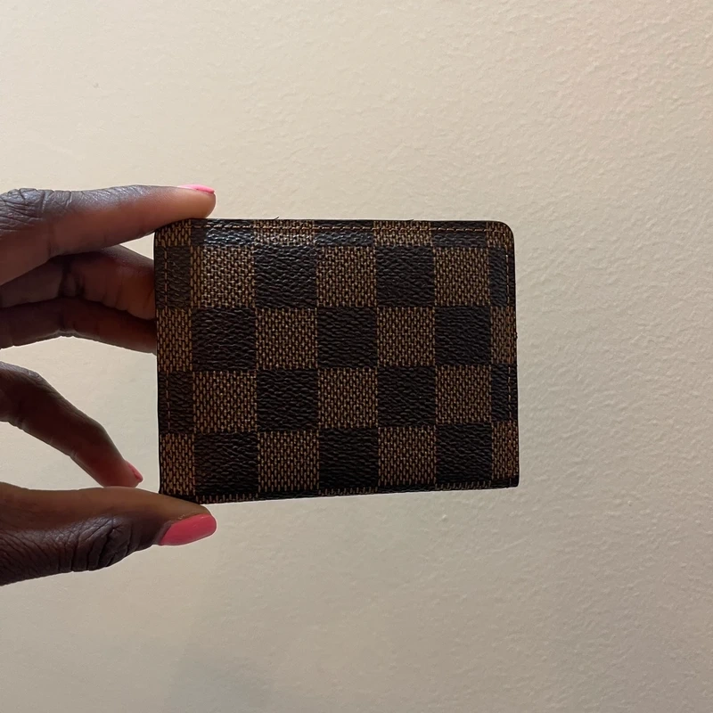 Louis Vuitton petit portefeuille bifold damier ébène LUXE DE SECONDE MAIN AUTHENTIQUE CERTIFICAT D'AUTHENTICITE ENTRUPY. LUXE D'OCCASION PAS CHER.