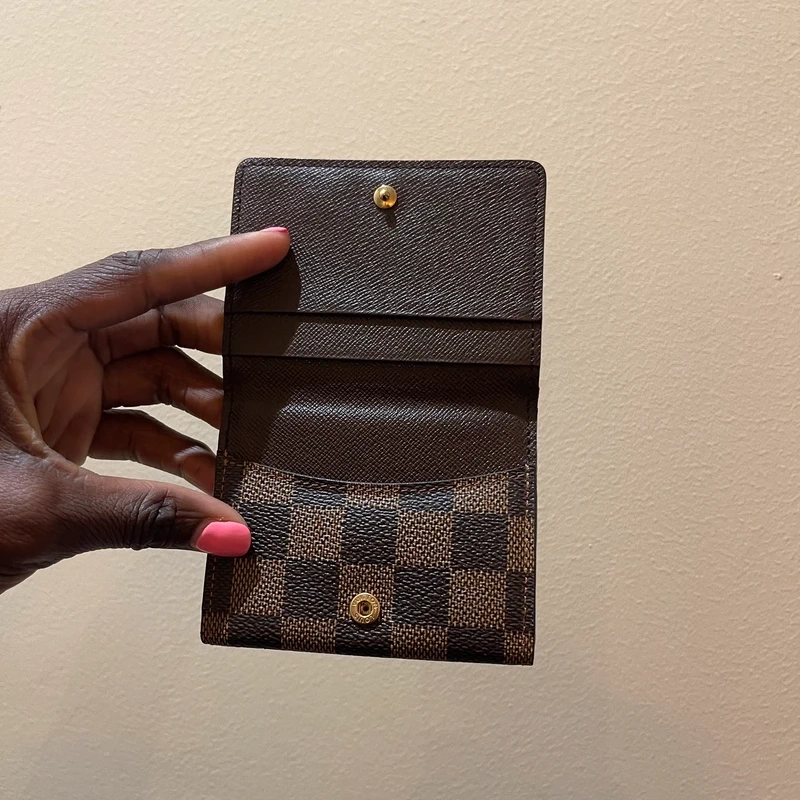 Louis Vuitton petit portefeuille bifold damier ébène LUXE DE SECONDE MAIN AUTHENTIQUE CERTIFICAT D'AUTHENTICITE ENTRUPY. LUXE D'OCCASION PAS CHER.
