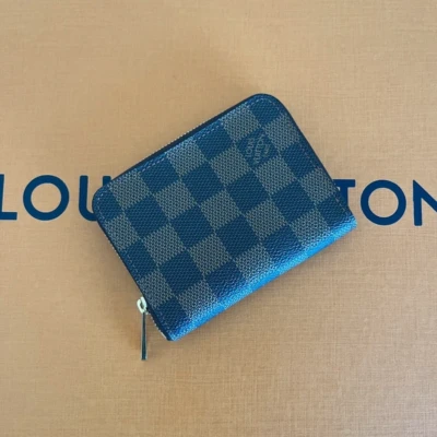 LOUIS VUITTON petit portefeuille zippy damier ébène LUXE DE SECONDE MAIN AUTHENTIQUE CERTIFICAT D'AUTHENTICITE ENTRUPY. SAC DE LUXE D'OCCASION PAS CHER LOUIS VUITTON LIMITED EDITION FULL SET. TROUSSE DE TOILETTE LV