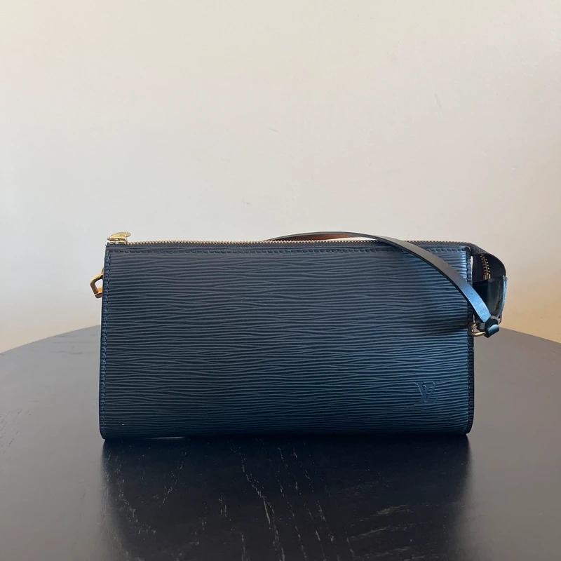 LOUIS VUITTON pochette accessoires cuir épi noir LUXE DE SECONDE MAIN AUTHENTIQUE CERTIFICAT D'AUTHENTICITE ENTRUPY. LUXE D'OCCASION PAS CHER. SOULIERS DE LUXE