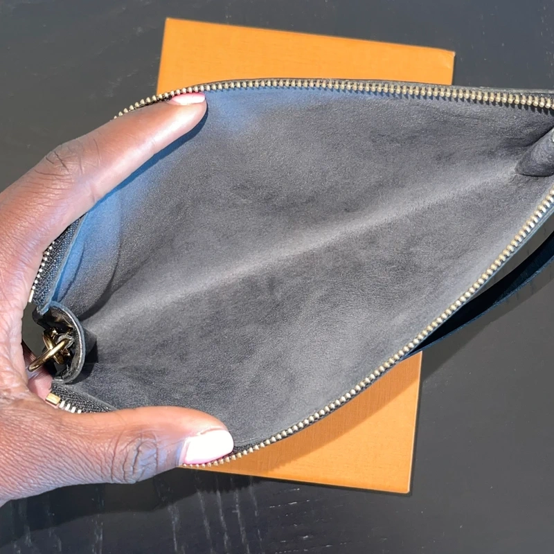 LOUIS VUITTON pochette accessoires cuir épi noir LUXE DE SECONDE MAIN AUTHENTIQUE CERTIFICAT D'AUTHENTICITE ENTRUPY. LUXE D'OCCASION PAS CHER. SOULIERS DE LUXE