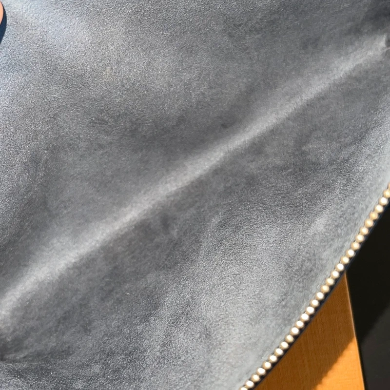 LOUIS VUITTON pochette accessoires cuir épi noir LUXE DE SECONDE MAIN AUTHENTIQUE CERTIFICAT D'AUTHENTICITE ENTRUPY. LUXE D'OCCASION PAS CHER. SOULIERS DE LUXE