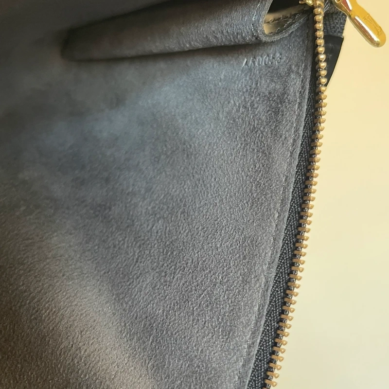 LOUIS VUITTON pochette accessoires cuir épi noir LUXE DE SECONDE MAIN AUTHENTIQUE CERTIFICAT D'AUTHENTICITE ENTRUPY. LUXE D'OCCASION PAS CHER. SOULIERS DE LUXE