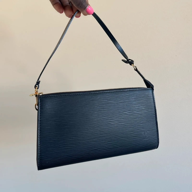 LOUIS VUITTON pochette accessoires cuir épi noir LUXE DE SECONDE MAIN AUTHENTIQUE CERTIFICAT D'AUTHENTICITE ENTRUPY. LUXE D'OCCASION PAS CHER. SOULIERS DE LUXE