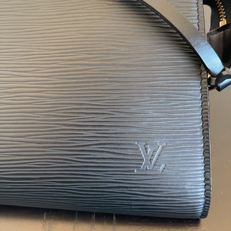 LOUIS VUITTON pochette accessoires cuir épi noir LUXE DE SECONDE MAIN AUTHENTIQUE CERTIFICAT D'AUTHENTICITE ENTRUPY. LUXE D'OCCASION PAS CHER. SOULIERS DE LUXE