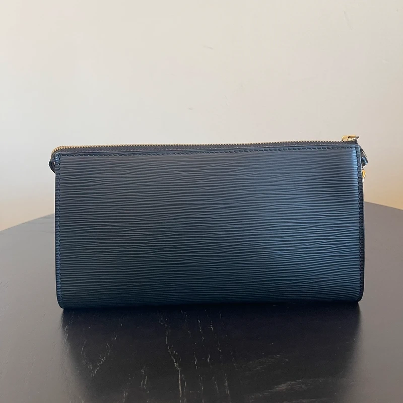 LOUIS VUITTON pochette accessoires cuir épi noir LUXE DE SECONDE MAIN AUTHENTIQUE CERTIFICAT D'AUTHENTICITE ENTRUPY. LUXE D'OCCASION PAS CHER. SOULIERS DE LUXE