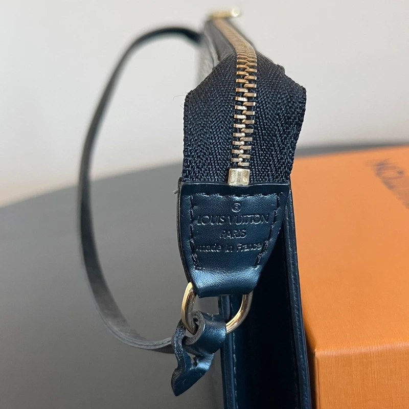 LOUIS VUITTON pochette accessoires cuir épi noir LUXE DE SECONDE MAIN AUTHENTIQUE CERTIFICAT D'AUTHENTICITE ENTRUPY. LUXE D'OCCASION PAS CHER. SOULIERS DE LUXE