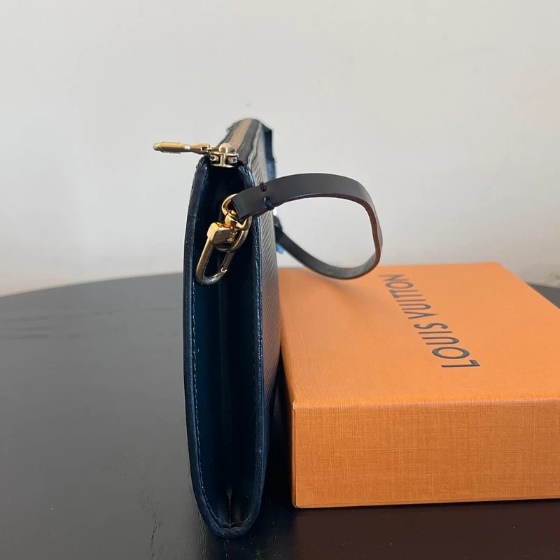 LOUIS VUITTON pochette accessoires cuir épi noir LUXE DE SECONDE MAIN AUTHENTIQUE CERTIFICAT D'AUTHENTICITE ENTRUPY. LUXE D'OCCASION PAS CHER. SOULIERS DE LUXE