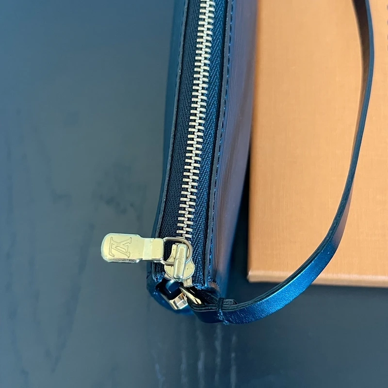 LOUIS VUITTON pochette accessoires cuir épi noir LUXE DE SECONDE MAIN AUTHENTIQUE CERTIFICAT D'AUTHENTICITE ENTRUPY. LUXE D'OCCASION PAS CHER. SOULIERS DE LUXE