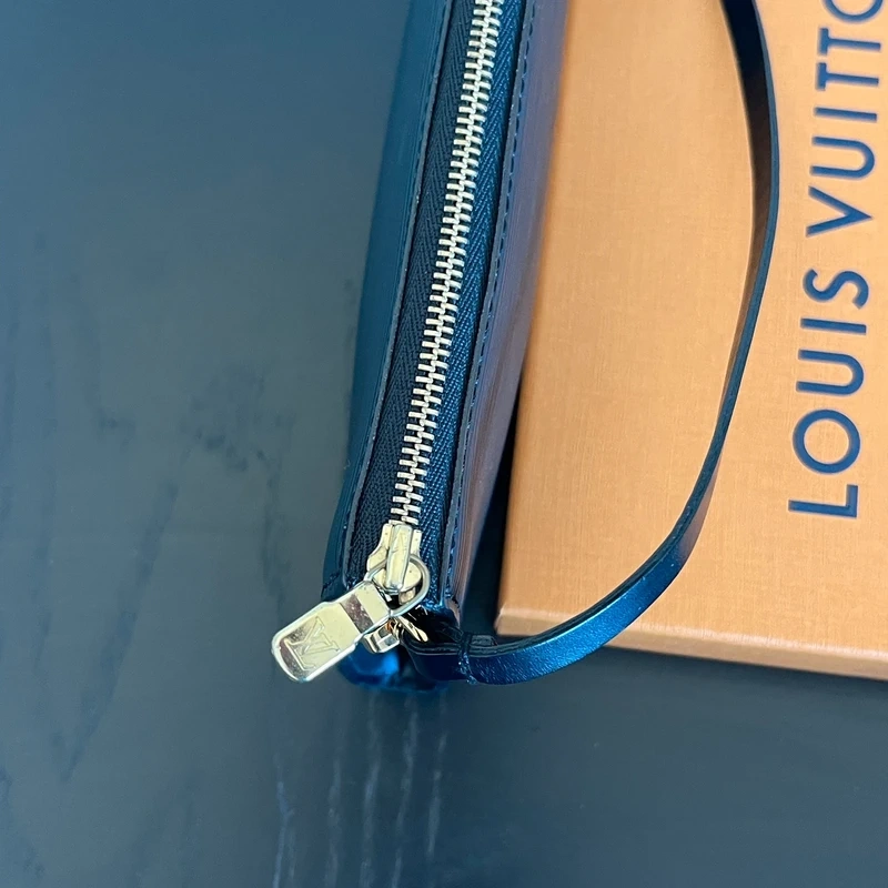 LOUIS VUITTON pochette accessoires cuir épi noir LUXE DE SECONDE MAIN AUTHENTIQUE CERTIFICAT D'AUTHENTICITE ENTRUPY. LUXE D'OCCASION PAS CHER. SOULIERS DE LUXE