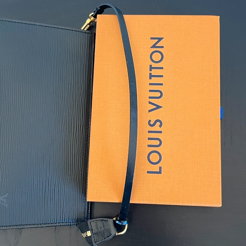 LOUIS VUITTON pochette accessoires cuir épi noir LUXE DE SECONDE MAIN AUTHENTIQUE CERTIFICAT D'AUTHENTICITE ENTRUPY. LUXE D'OCCASION PAS CHER. SOULIERS DE LUXE