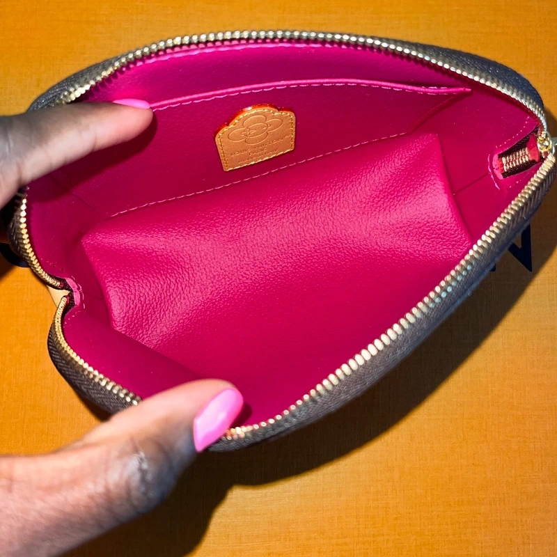 LOUIS VUITTON pochette cosmetique PM édition limitée mascotte Vivienne. LUXE DE SECONDE MAIN AUTHENTIQUE CERTIFICAT D'AUTHENTICITE ENTRUPY. SAC DE LUXE D'OCCASION PAS CHER LOUIS VUITTON LIMITED EDITION FULL SET. TROUSSE DE TOILETTE LV