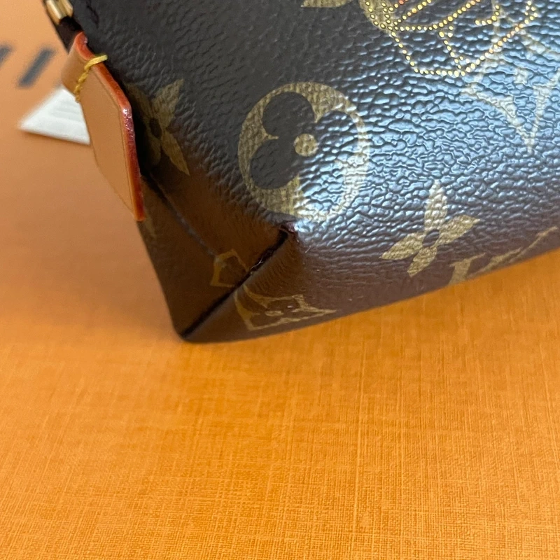 LOUIS VUITTON pochette cosmetique PM édition limitée mascotte Vivienne. LUXE DE SECONDE MAIN AUTHENTIQUE CERTIFICAT D'AUTHENTICITE ENTRUPY. SAC DE LUXE D'OCCASION PAS CHER LOUIS VUITTON LIMITED EDITION FULL SET. TROUSSE DE TOILETTE LV