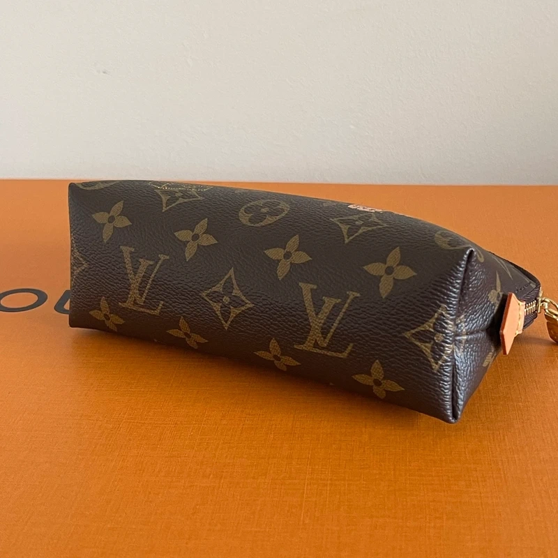 LOUIS VUITTON pochette cosmetique PM édition limitée mascotte Vivienne. LUXE DE SECONDE MAIN AUTHENTIQUE CERTIFICAT D'AUTHENTICITE ENTRUPY. SAC DE LUXE D'OCCASION PAS CHER LOUIS VUITTON LIMITED EDITION FULL SET. TROUSSE DE TOILETTE LV