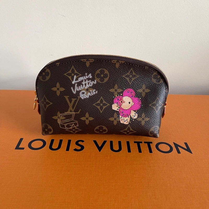 LOUIS VUITTON pochette cosmetique PM édition limitée mascotte Vivienne. LUXE DE SECONDE MAIN AUTHENTIQUE CERTIFICAT D'AUTHENTICITE ENTRUPY. SAC DE LUXE D'OCCASION PAS CHER LOUIS VUITTON LIMITED EDITION FULL SET. TROUSSE DE TOILETTE LV
