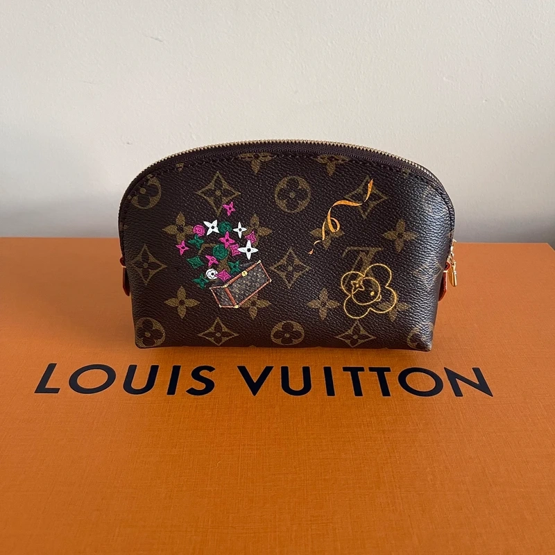 LOUIS VUITTON pochette cosmetique PM édition limitée mascotte Vivienne. LUXE DE SECONDE MAIN AUTHENTIQUE CERTIFICAT D'AUTHENTICITE ENTRUPY. SAC DE LUXE D'OCCASION PAS CHER LOUIS VUITTON LIMITED EDITION FULL SET. TROUSSE DE TOILETTE LV