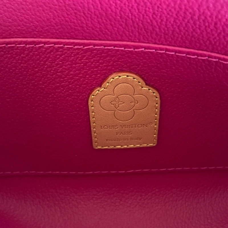 LOUIS VUITTON pochette cosmetique PM édition limitée mascotte Vivienne. LUXE DE SECONDE MAIN AUTHENTIQUE CERTIFICAT D'AUTHENTICITE ENTRUPY. SAC DE LUXE D'OCCASION PAS CHER LOUIS VUITTON LIMITED EDITION FULL SET. TROUSSE DE TOILETTE LV