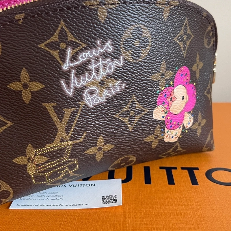 LOUIS VUITTON pochette cosmetique PM édition limitée mascotte Vivienne. LUXE DE SECONDE MAIN AUTHENTIQUE CERTIFICAT D'AUTHENTICITE ENTRUPY. SAC DE LUXE D'OCCASION PAS CHER LOUIS VUITTON LIMITED EDITION FULL SET. TROUSSE DE TOILETTE LV