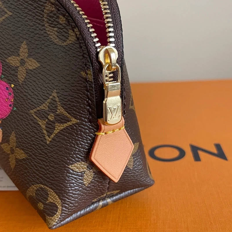 LOUIS VUITTON pochette cosmetique PM édition limitée mascotte Vivienne. LUXE DE SECONDE MAIN AUTHENTIQUE CERTIFICAT D'AUTHENTICITE ENTRUPY. SAC DE LUXE D'OCCASION PAS CHER LOUIS VUITTON LIMITED EDITION FULL SET. TROUSSE DE TOILETTE LV