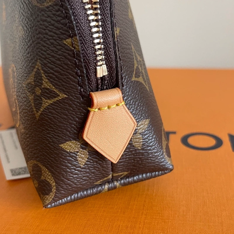 LOUIS VUITTON pochette cosmetique PM édition limitée mascotte Vivienne. LUXE DE SECONDE MAIN AUTHENTIQUE CERTIFICAT D'AUTHENTICITE ENTRUPY. SAC DE LUXE D'OCCASION PAS CHER LOUIS VUITTON LIMITED EDITION FULL SET. TROUSSE DE TOILETTE LV