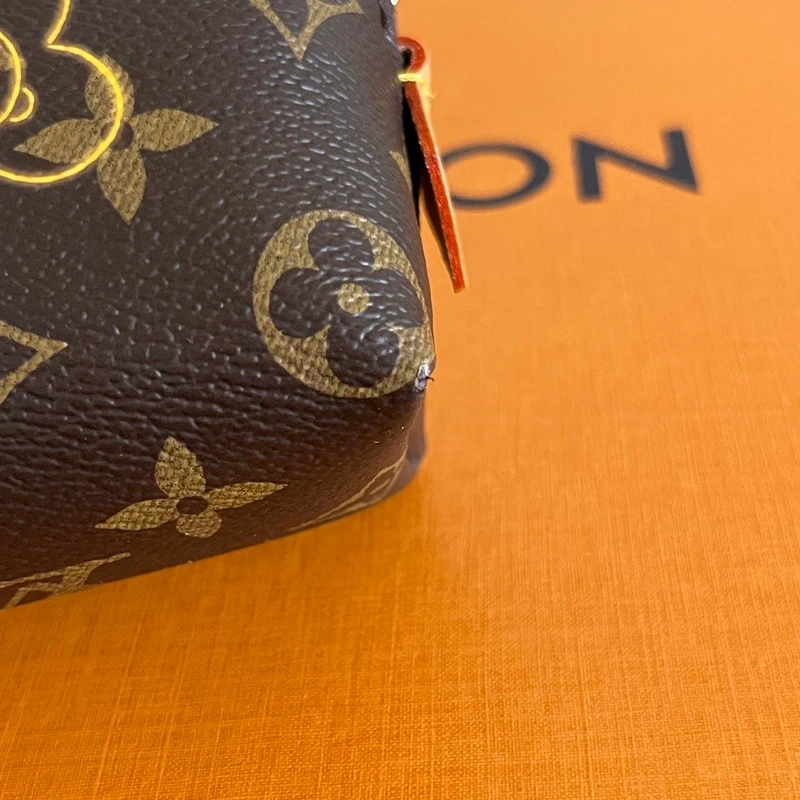 LOUIS VUITTON pochette cosmetique PM édition limitée mascotte Vivienne. LUXE DE SECONDE MAIN AUTHENTIQUE CERTIFICAT D'AUTHENTICITE ENTRUPY. SAC DE LUXE D'OCCASION PAS CHER LOUIS VUITTON LIMITED EDITION FULL SET. TROUSSE DE TOILETTE LV