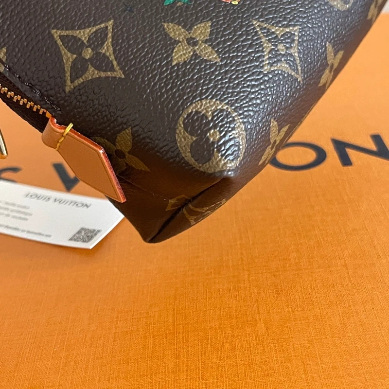 LOUIS VUITTON pochette cosmetique PM édition limitée mascotte Vivienne. LUXE DE SECONDE MAIN AUTHENTIQUE CERTIFICAT D'AUTHENTICITE ENTRUPY. SAC DE LUXE D'OCCASION PAS CHER LOUIS VUITTON LIMITED EDITION FULL SET. TROUSSE DE TOILETTE LV