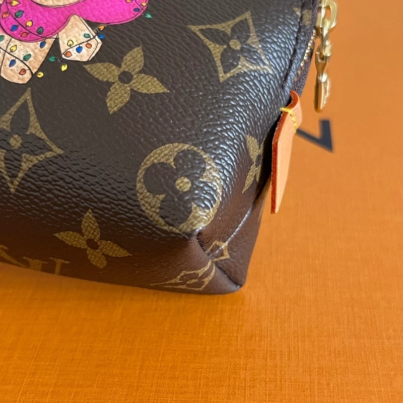 LOUIS VUITTON pochette cosmetique PM édition limitée mascotte Vivienne. LUXE DE SECONDE MAIN AUTHENTIQUE CERTIFICAT D'AUTHENTICITE ENTRUPY. SAC DE LUXE D'OCCASION PAS CHER LOUIS VUITTON LIMITED EDITION FULL SET. TROUSSE DE TOILETTE LV